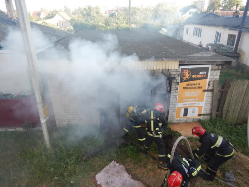 В пожаре гаража на улице Аллейной в Могилеве подозревают поджог