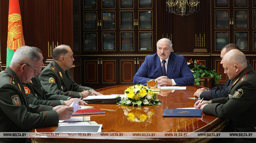Александр Лукашенко: "С сегодняшнего дня ни одна нога на территорию Беларуси с сопредельной стороны, будь то с юга или с запада, ступить не должна."