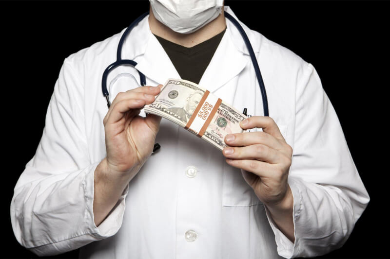 Жительница Новополоцка перевела "хирургу из Йемена" более 16,5 тысяч рублей на оплату билета в Беларусь