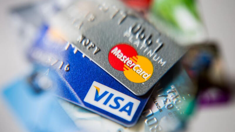 Сбер Банк продлевает могилевчанам на 2 года срок действия карт Visa и Mastercard