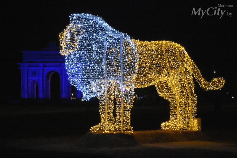 В Могилеве установили новую светодиодную скульптуру льва