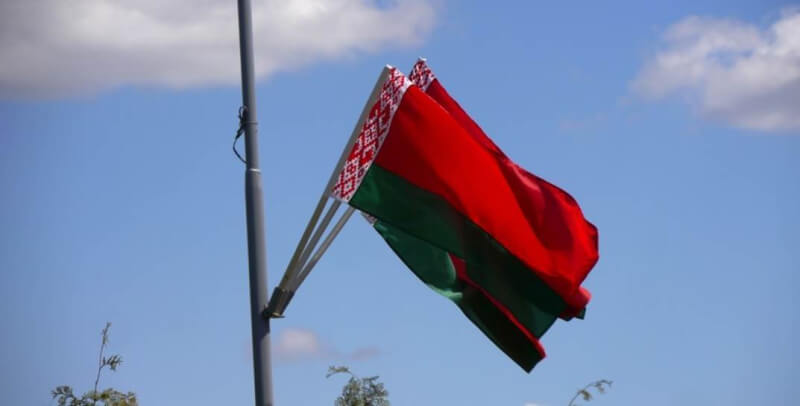 18-летний житель Могилева сорвал флаг со здания, теперь ему грозит до трех лет тюрьмы за «надругательство над госсимволами»