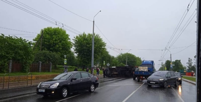 В Могилеве случилась авария, в которой перевернулся грузовик