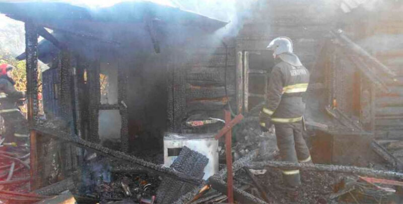 Житель Бобруйска разжигал печь бензином. В итоге сгорел дом, мужчина с ожогами в больнице
