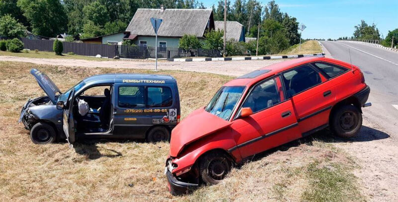 85-летний водитель Opel не пропустил Citroen — жесткое ДТП в Осиповичском районе