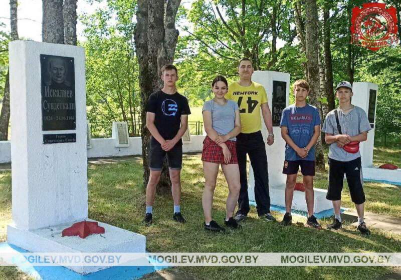 Сотрудники Быховского ровд и школьники навели порядок на воинских мемориалах