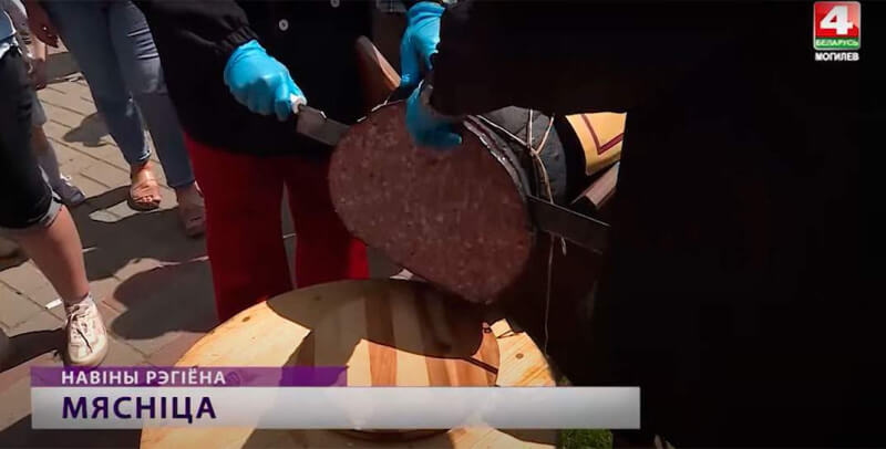В Могилеве на день города съели гигантскую колбасу