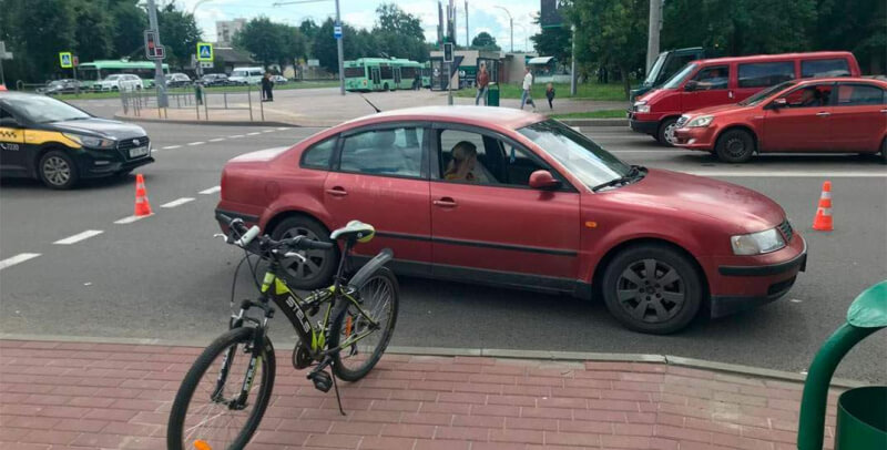 В Могилеве на пешеходном переходе подросток-велосипедист попал под колеса автомобиля