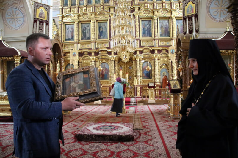 Житель Могилева передал женскому монастырю икону Святого Николая