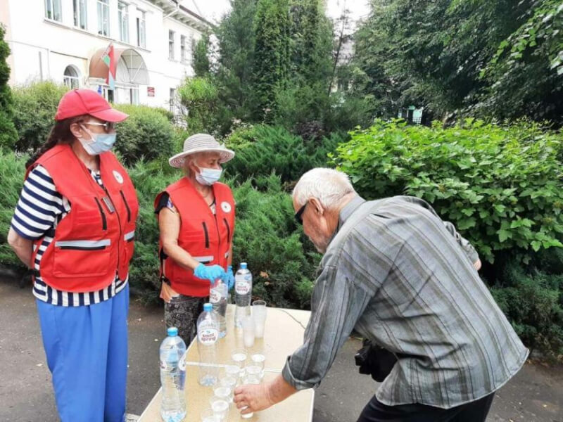 В Бобруйске общество красного креста проводит акцию «Жара»