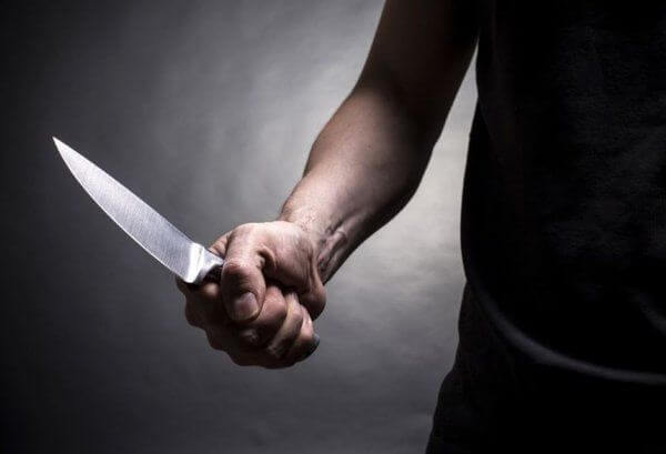 На улице в Могилеве мужчина угрожал ножом незнакомому человеку