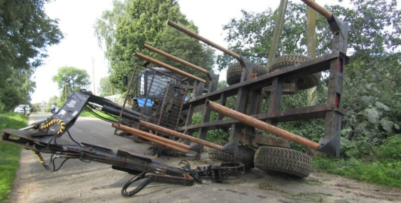 В Горецком районе 17-летний парень угнал трактор, с целью съездить к другу в соседнюю деревню. По итогу он попал в ДТП