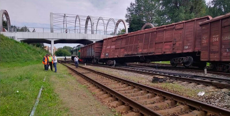 Три вагона грузового поезда сошли с рельсов на станции Могилев-2