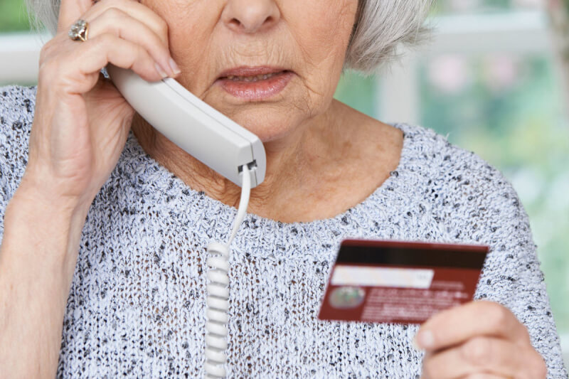 В Молодечно телефонный мошенник забрал у троих пенсионеров 13000 долларов