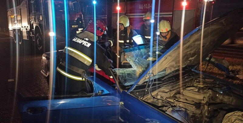 МЧС показало, как спасало двух парней, которые вчера на BMW врезались в трактор в Могилевском районе