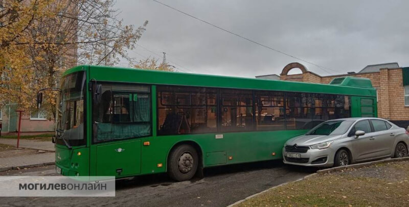 В Могилеве легковой автомобиль столкнулся с автобусом