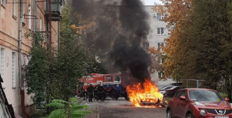 В Могилеве практически одновременно горели автомобиль и склад