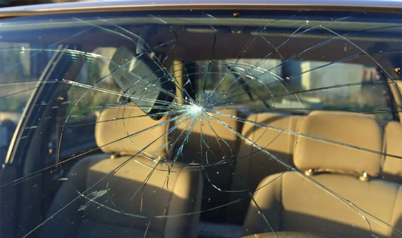 Машина вызвала «немотивированную агрессию»: в Могилеве двое мужчин повредили чужие авто, припаркованные на улице
