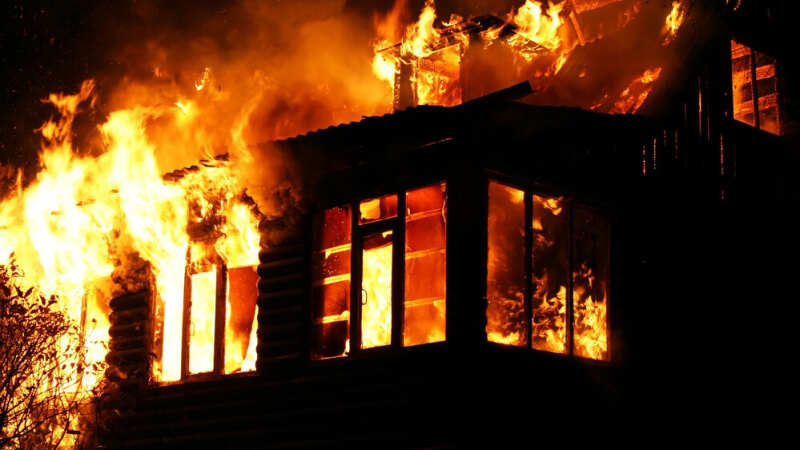 Из-за неосторожного курения сгорел дом, люди, к счастью, не пострадали