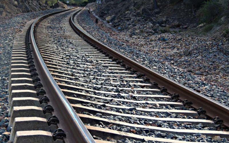 В Могилеве поезд переехал лежавшего на путях мужчину, он погиб — следователи ищут очевидцев