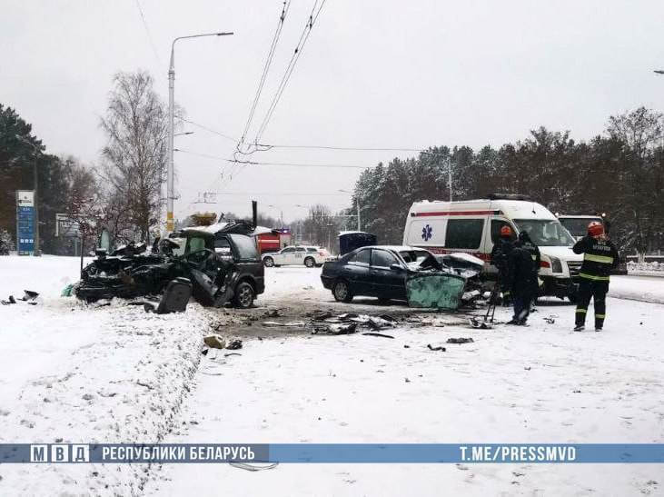 Милиция рассказала подробности сегодняшнего ДТП в Бобруйске, где пострадавших из разбитых всмятку машин доставали спасатели