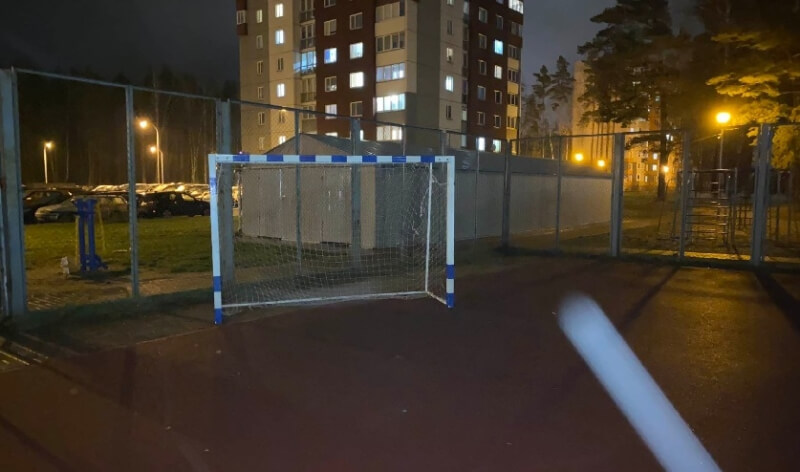 На 12-летнего ребенка в Минске упали футбольные ворота. Сейчас он в реанимации