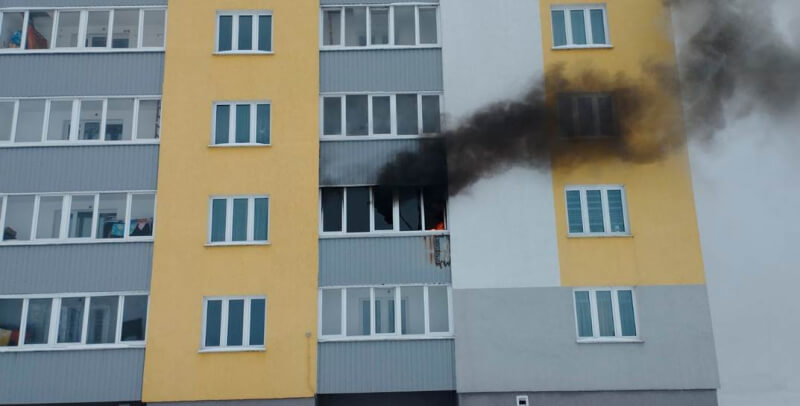 В Круглом неосторожный курильщик устроил пожар в съёмной квартире — спасателям пришлось эвакуировать соседей