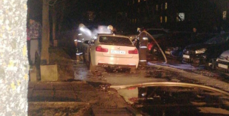В Могилеве во дворе дома горел автомобиль