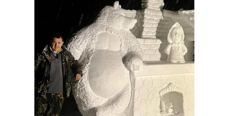 В Могилеве мужчина слепил из снега сцену из мультфильма «Маша и медведь»