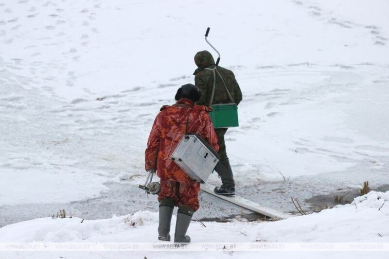 В Могилеве начались рейды на замерзших водоемах — рыбакам напоминают о безопасности на льду