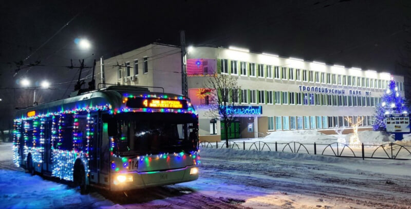 В Могилеве появились новогодние троллейбусы