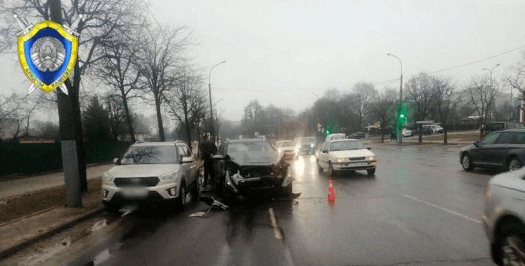 В Могилеве водитель въехала в стоящий автомобиль — пассажир второй машины получила тяжелые травмы. Следователи устанавливают очевидцев ДТП на проспекте Мира