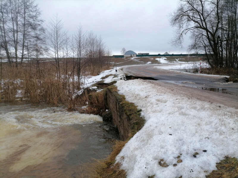В Круглянском районе из-за таяния снега размыло дорогу, а в Славгородском на притоке Сожа уровень воды превысил опасную отметку