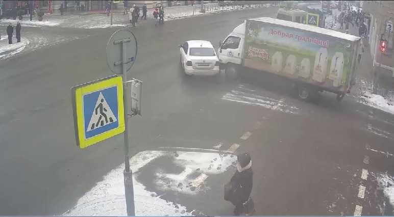 На перекрестке улиц Первомайской и Крыленко в Могилеве поворот направо закончился ДТП