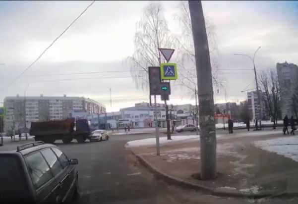 Авария на Крупской попала в объектив видеорегистратора