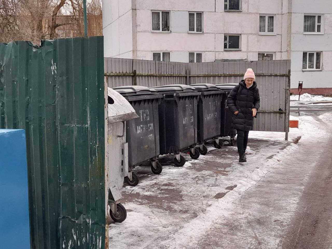 На улице Народного Ополчения установили наземные контейнеры для сбора бытовых отходов