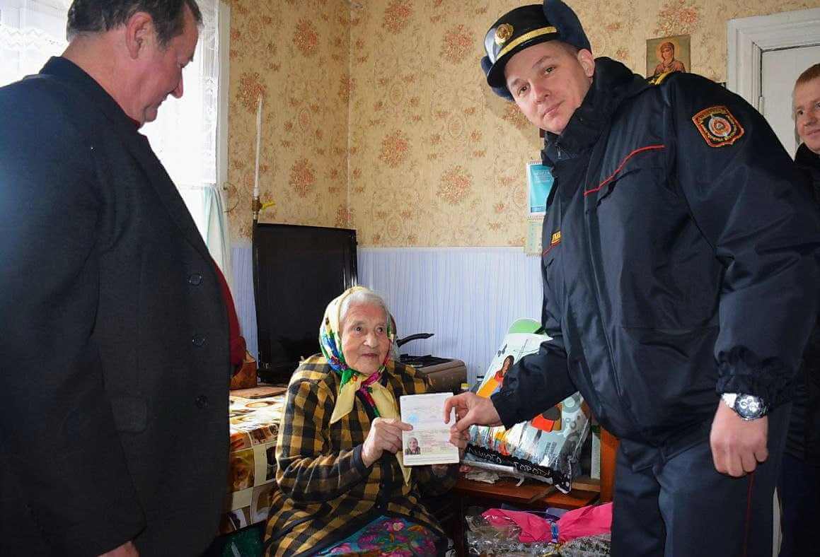 100-летней жительнице Глусского района правоохранители вручили новый паспорт