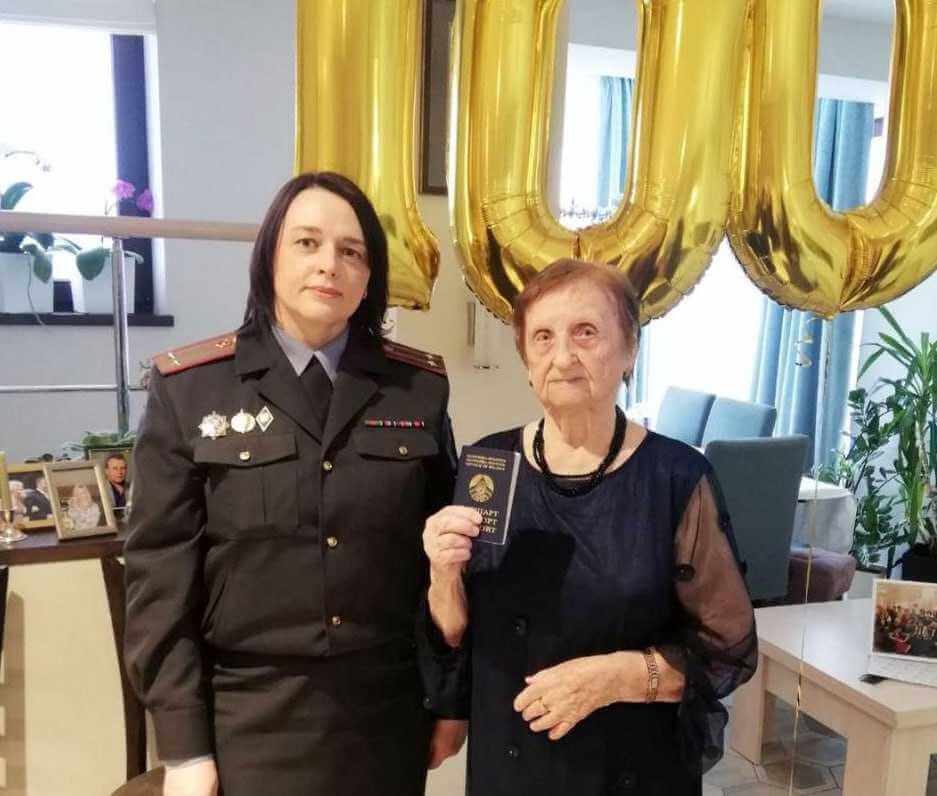 В Могилеве 100-летней жительнице правоохранители вручили новый паспорт