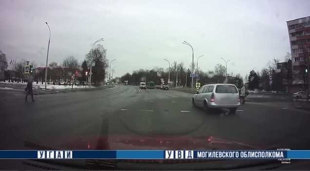 Водитель Opel совершил сразу два нарушения ПДД на перекрестке улиц Якубовского - Орловского в Могилеве