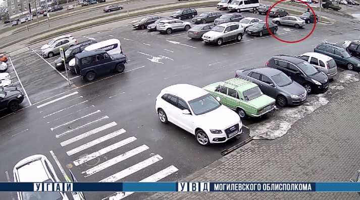 В Могилеве на парковке женщина повредила автомобиль и скрылась с места происшествия