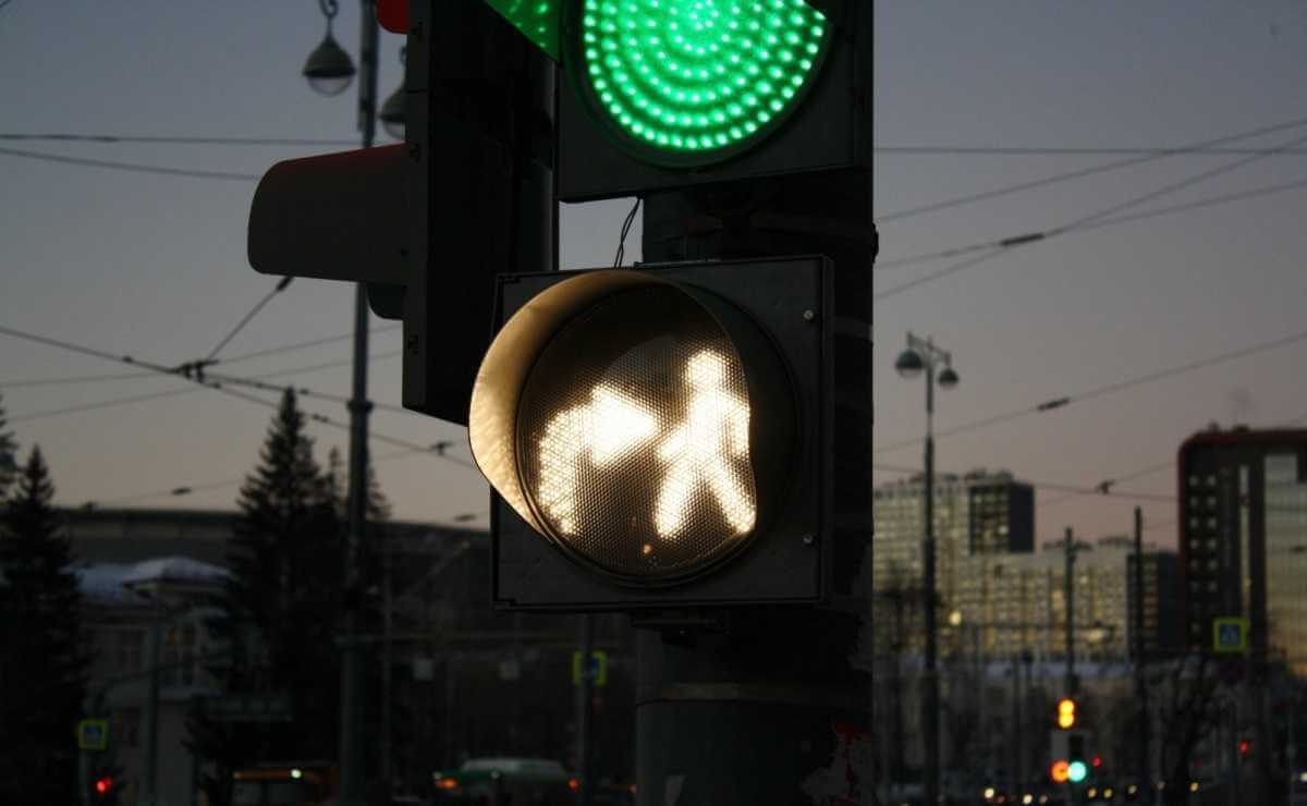 В Бобруйске мужчина обиделся на красный сигнал и сломал светофор