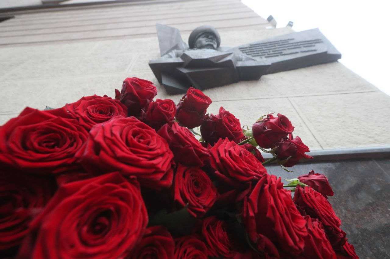 В память о легендарном руководителе к мемориальному знаку на здании МВД Могилева возложили цветы