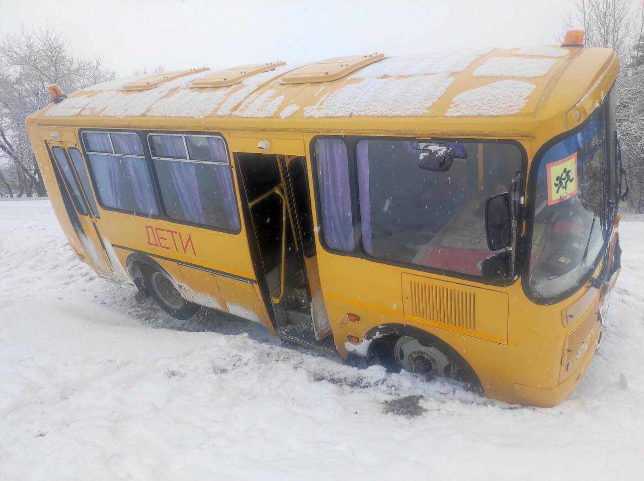 В Быховском районе школьный автобус оказался в кювете