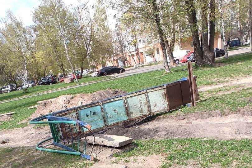 Коммунальщики разрушили детскую площадку по бульвару Непокоренных и забросили ремонт