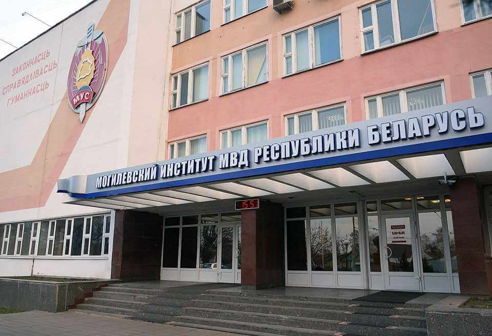 15 апреля заканчивается прием документов в Академию и Институт МВД