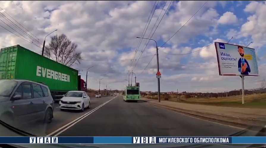 Могилевчане опубликовали видео с движущимся по встречной полосе грузовиком