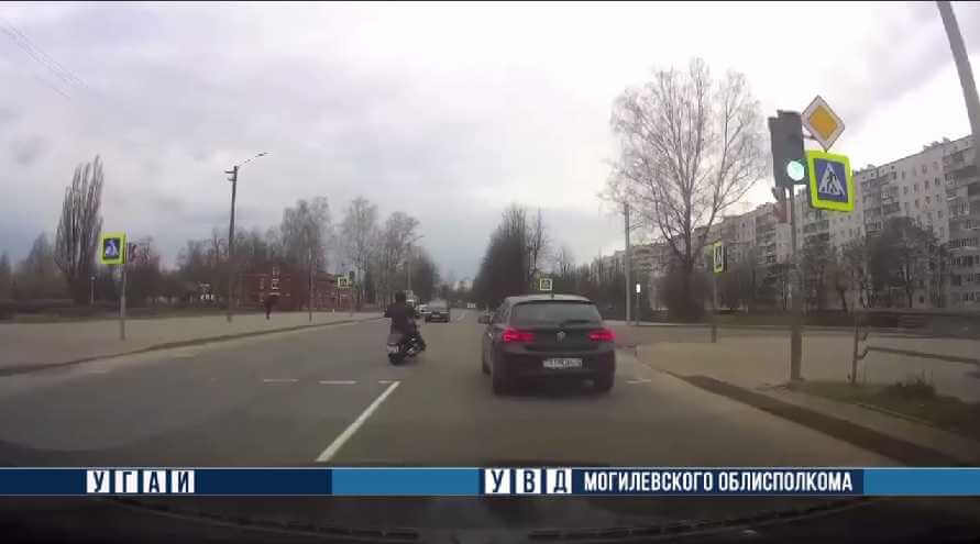 Опасный маневр мотоциклиста попал на видеорегистратор в Бобруйске