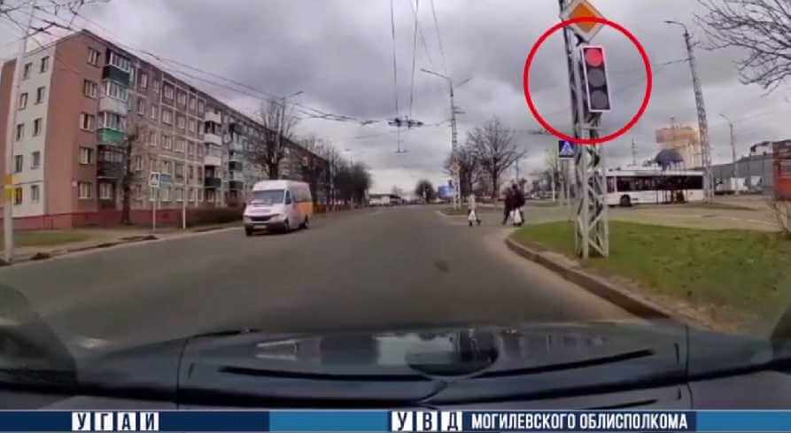 В Могилеве водители маршруток нарушили требования сигнала светофора