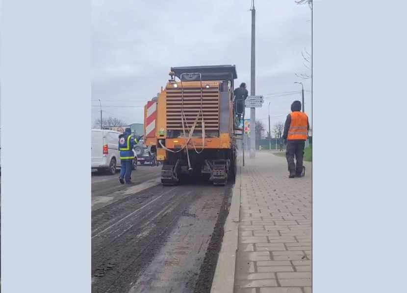 На улице Королёва в Могилеве начали ремонт дороги без остановки движения