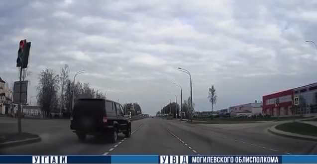 В Могилеве на Минском шоссе водитель УАЗ проигнорировал запрещающий сигнал светофора
